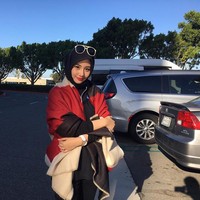 Gaya stylish lainnya terlihat di foto yang satu ini. Novita Hardini memakai setelan serba hitam dan pashmina tebal di atas pundaknya. Ia menjaga penampilan tetap simpel dengan pilihan kerudung hitam polos. Foto: Dok. Instagram @novitamochamad