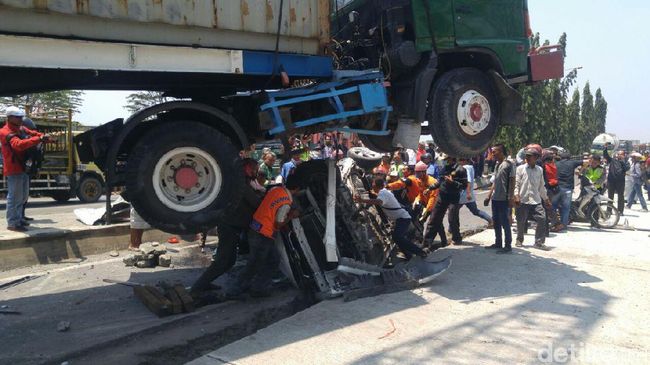 Tak Ada Korban Jiwa di Kecelakaan Truk  Gilas Mobil  di Semarang