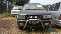 Sudah terparkir sekitar tujuh tahunan, kata Kasubsi Administrasi dan Pemeliharaan Basan dan Baran yang akrab disapa Dewa, Panther hitam itu sudah cukup jarang dipanaskan.