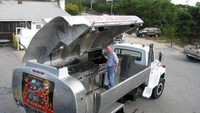 X-Grill Mobile BBQ. Mobil ini bukaannya tidak di samping tetapi di bagian atas. Ada panggang dan meja untuk menyialan makanan. Beredar di daerah Massachusette.Foto: Istimewa