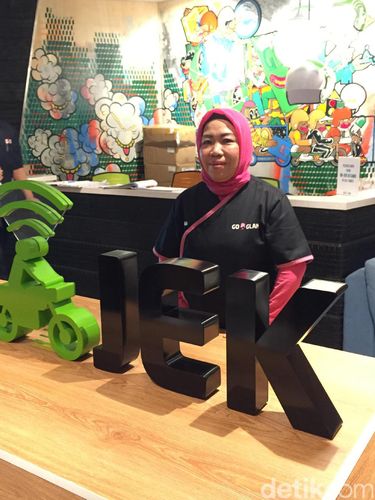 Kisah Inspiratif Ibu Tina Mencari Rezeki: Usia 50 Semangat Kerja Bak Usia 30