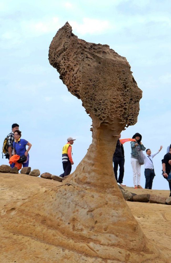 Yang paling terkenal tentu saja batu berbentuk siluet kepala Ratu Inggris (AFP)