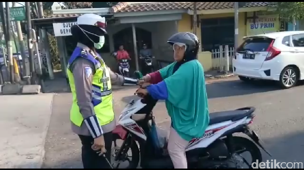 Viral Video Emak-emak Pelanggar Lalin Ngamuk Saat Ditegur Polwan