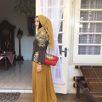 Pilihan baju polka dot yang bercorak simpel dipakai Novita Hardini sehingga terlihat atraktif. Kombinasi warna yang matching tidak memberikan kesan berlebihan. Foto: Dok. Instagram @novitamochamad