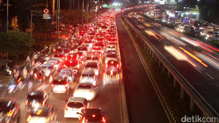Jalan Tol Dalam Kota dari Cawang-Grogol Macet 17 Km