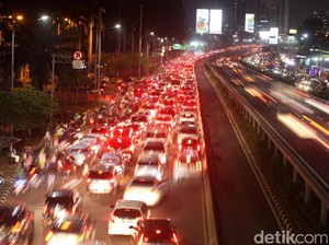 Hujan Deras, Tol Dalam Kota Arah Cawang Macet 6 Km