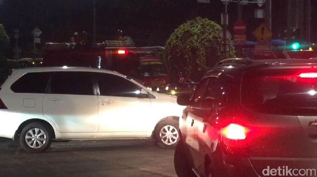 Semrawutnya Simpang Slamet Riyadi Matraman, Mobil Damkar Terjebak