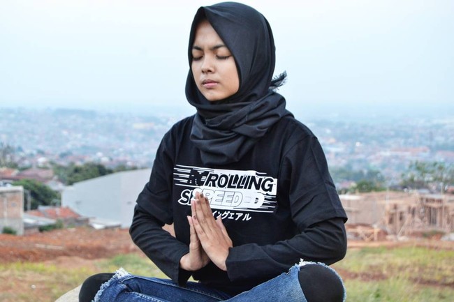 Gaya hijab Kintan Mary tampak simpel dalam setelan yang kasual seperti kali ini. Foto: Instagram @kintaanmary