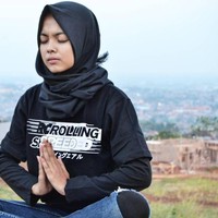 Gaya hijab Kintan Mary tampak simpel dalam setelan yang kasual seperti kali ini. Foto: Instagram @kintaanmary