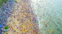 Pada saat Fetival Perahu Naga atau Festival Duanwu, masyarakat maupun wisatan akan pergi ke sebuah resor di Kota Haikou di Hainan. Mereka akan berenang di pantai yang dikenal dengan mandi air naga. Sekitar 200 ribu orang akan memenuhi pantai dan berenang (CNN Travel)