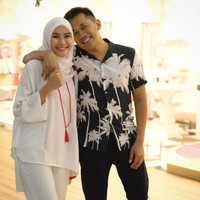 Hanung Bramantyo menikah lagi setelah bercerai dengan istri pertamanya pada 2009. Adalah artis Zaskia Adya Mecca yang terpaut usia 12 tahun darinya, yang kini menjadi istrinya. Keduanya menikah saat usia Zaskia baru 21 tahun. Kini pasangan Hanung dan Zaskia telah dikaruniai empat anak. Foto: Instagram