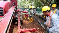Pekerja menyiapkan peralatan bor.