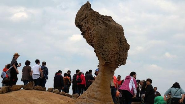 Yehliu Geopark merupakan obyek wisata terkenal di Distrik Wanli yang terletak di sebelah utara Kota Taipei, Taiwan. Objek wisata ini terkenal karena menyimpan aneka batuan alami yang membentuk formasi unik (AFP) Yehliu Geopark merupakan obyek wisata terkenal di Distrik Wanli yang terletak di sebelah utara Kota Taipei, Taiwan. Objek wisata ini terkenal karena menyimpan aneka batuan alami yang membentuk formasi unik (AFP)