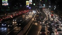 Kemacetan panjang juga terjadi di jalur lambat yang mengarah ke Slipi.