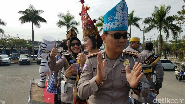  Unik  Polantas di Kendari Berbaju Adat 