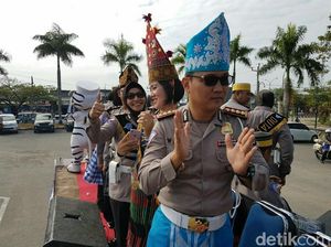 Unik! Polantas di Kendari Berbaju Adat