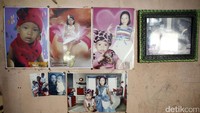 Salah satu tembok perpustakaan dipakai untuk memajang foto kedua anaknya. Salah satu tembok perpustakaan dipakai untuk memajang foto kedua anaknya.