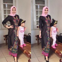 Kali ini istri Wakil Bupati Trenggalek itu memakai kain tradisional dan kebaya kartini panjang. Ia memadukannya dengan kerudung merah muda yang simpel. Foto: Dok. Instagram @novitamochamad