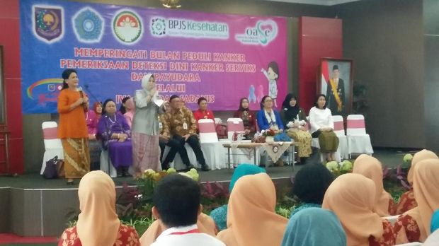 Iriana Jokowi bahkan rela ke pelosok daerah untuk mengingatkan para perempuan akan bahayanya kanker servick dan payudara ini,