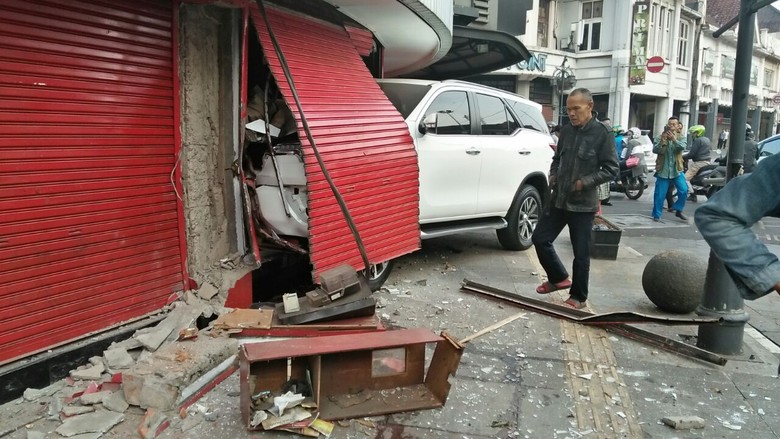 Sopir Mengantuk, Mobil Seruduk Toko Buku di Braga Bandung Sopir Mengantuk, Mobil Seruduk Toko Buku di Braga Bandung