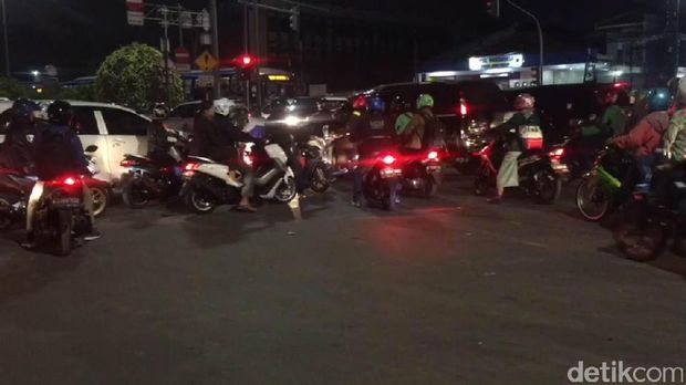 Semrawutnya Simpang Slamet Riyadi Matraman, Mobil Damkar Terjebak