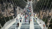 Secara bahan, jembatan itu tercipta dari 99 kaca jendela yang terbagi menjadi tiga lapis kaca transparan. Jembatan tersebut juga mendapat 10 rekor dunia untuk desain dan proses pengerjaannya (Fred Dufour/AFP)