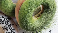 Green tea atau macha dengan rasa sedikit pahit dan aroma khasnya ternyata bikin donat makin enak. Apalagi dipadukan dengan kopi hangat.Foto: Istimewa