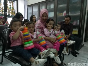 Bayi Kembar 5 Ini Imunisasi MR di RSU Soetomo