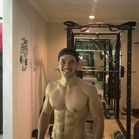 Andrew White merupakan pemeran sinetron indonesia berdarah Australia. Ia menjaga tubuhnya dengan berolahraga nge-gym.Foto: Instagram