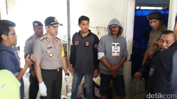 Polisi Bondowoso Gerebek Gudang Pengoplos 6.000 Liter Arak