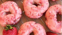 Donat dengan lapiasan gula dan strawberry ini warnanya merah dadu cantik. Rasanya juga sedikit asam dan panas dengan aroma harum strawberry.Foto: Istimewa