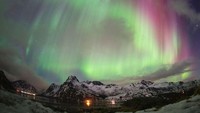 Tempat melihat aurora selanjutnya ada di Unstad, Lofoten, Norwegia. Agar traveler bisa maksimal mengabadikan aurora borealis pergilah ke Kepulauan Lofotennya (Dok. CNN Travel)