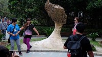 Masyarakat mengaku akan sangat kehilangan jika batu kepala Ratu Inggris ini hancur (AFP)