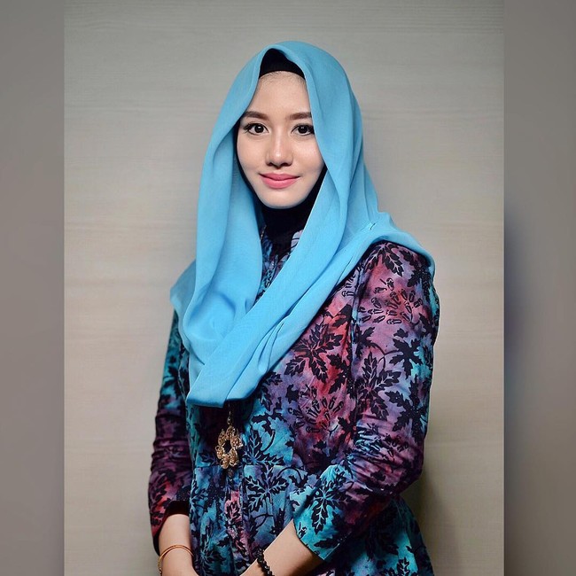 Novita Hardini memilih busana yang formal dengan corak daun dan kerudung biru muda. Foto: Dok. Instagram @novitamochamad