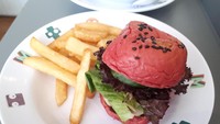 Kalau ini Beet Burger dengan bun pink berbahan bit. Isiannya patty daging berlumur keju dengan pelengkap kentang goreng. Foto: dok. detikFood