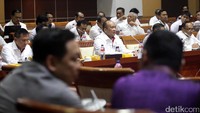 Teddy Lhaksmana mendengarkan pertanyaan anggota Komisi I DPR.