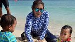 Susi Ngajak Cucu Main di Pantai
