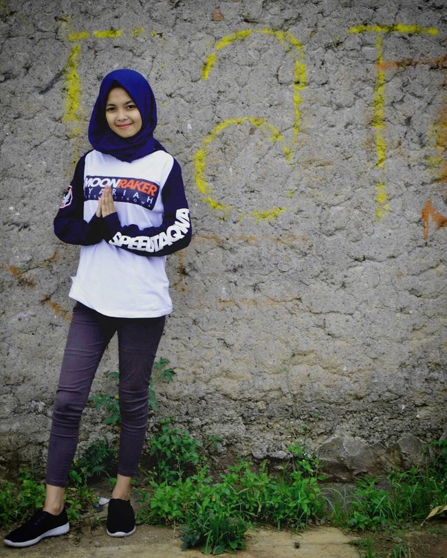 Hijabers yang mulai ikut balapan motor resmi sejak 2015 lalu itu kali ini memakai jilbab biru dan baju balap yang melindunginya bila terjatuh. Foto: Instagram @kintaanmary