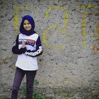 Hijabers yang mulai ikut balapan motor resmi sejak 2015 lalu itu kali ini memakai jilbab biru dan baju balap yang melindunginya bila terjatuh. Foto: Instagram @kintaanmary