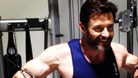Selain angkat beban, melatih otot tangan juga bisa dilakukan seperti ini. (Foto: instagram/@thehughjackman)