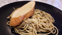 Menu barat juga bisa lho ditambah sambal ijo. Di Brood-en-Boter ada kreasi Spaghetti Bebek Sambal Hejo. Spaghetti dicampur sambal hijau pedas menyengat dan potongan bebek empuk.