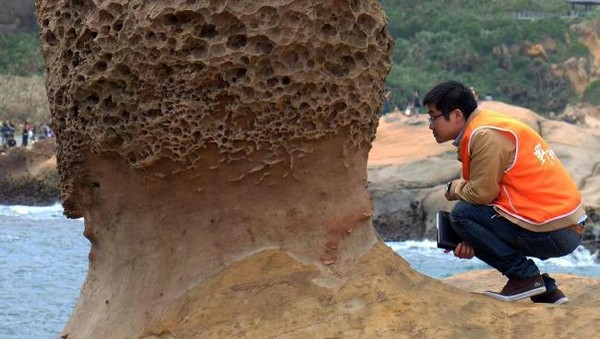Para ilmuwan kini sedang berpacu dengan waktu guna mencari cara untuk melestarikan aneka batuan alami ini. Waktu yang tersisa diperkirakan tidak banyak lagi, hanya berkisar 5 hingga 10 tahun ke depan (AFP)