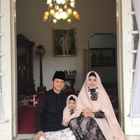 Istri Wakil Bupati Trenggalek, Novita Hardini, tampil syari dan simpel saat Idul Fitri. Kala itu, ia masih mengandung anak ketiganya.Foto: Dok. Instagram @novitamochamad