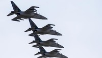 Pesawat militer Belarus terbang saat Zapad 2017 digelar, yakni pada 19 September 2017 (Sergei Grits/Pool/Reuters)