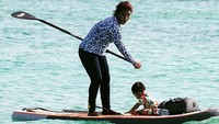 Dalam unggahan lainnya, tampak Susi juga mengajak cucunya bermain di atas paddle board. (Dok. Instagram)