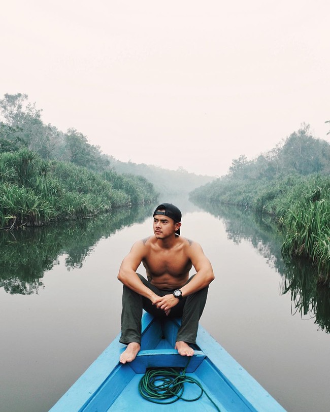 Dion Wiyoko merupakan seorang aktor asal surabaya. Selain berwajah tampan ternyata ia memiliki tubuh yang atletis. Foto: Instagram