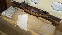 Pesawat Embraer Legacy 500 ini harganya sekitar 15 Juta Poundsterling (setara Rp 268 M). Interiornya mewah, sofanya bahkan bisa diubah menjadi tempat tidur (dok. Embraer)