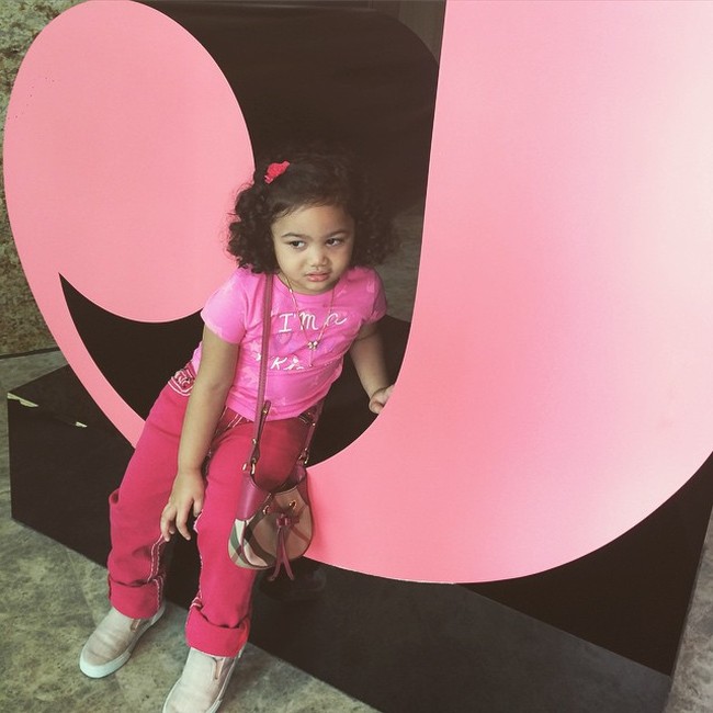 Burberry crossbody bag, seharga US$ 340 atau Rp 4,5 juta. Foto: Dok. Instagram/ariannhaamoralemos