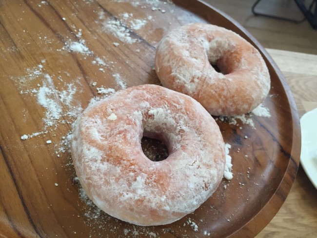Yuk, Mampir! 4 Tempat Ini Punya Kopi Enak dan Donat Kampung yang Empuk Manis