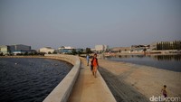 Direktur Sungai dan Pantai Ditjen Sumber Daya Air Kementerian PUPR, Hari Suprayogi mejelaskan, permukaan tanah Jakarta setiap tahunnya turun 2 cm sampai dengan 20 cm, rata-rata penurunannya mencapai 7,5 cm setiap tahunnya. Atas perhitungan tersebut diperkirakan pada 2020 sekitar 90% wilayah Jakarta bisa terendam banjir.